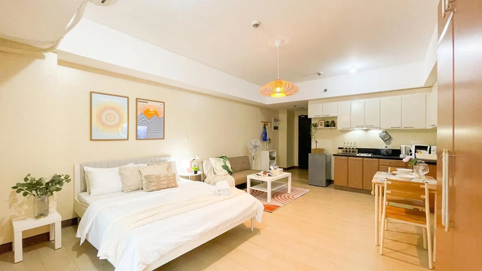 Elegant Bgc Condo Beside Venice Mall #Vlrtc27E Manila